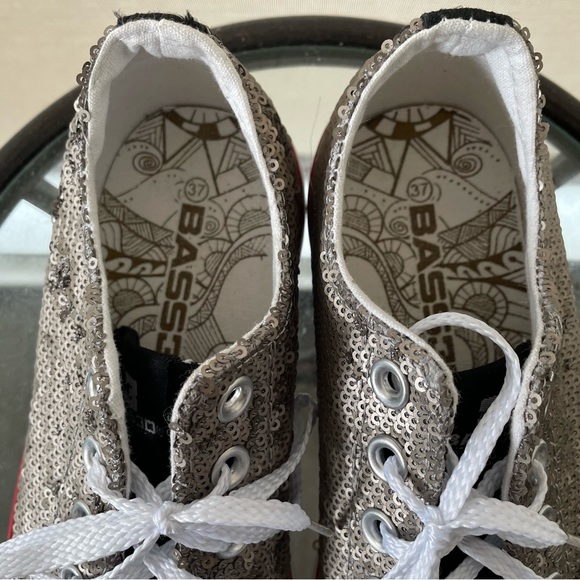 Super fun like new Bass30 silver sequin sneakers. Goes with everything! Size 37. - Picture 5 of 8